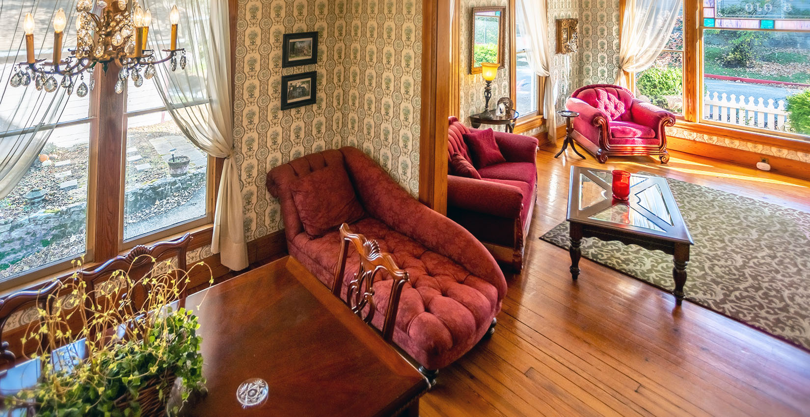 Parlor and dining at 5ojo